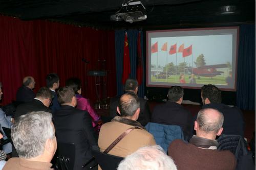 中國僑網嘉賓觀看紀錄片。