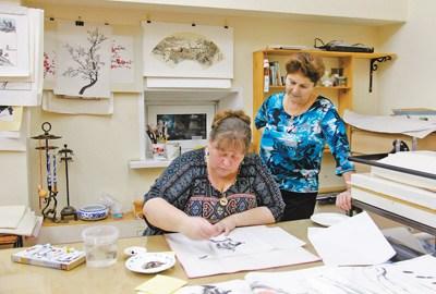 中國(guó)僑網(wǎng)尤麗婭通過(guò)示范教學(xué)指導(dǎo)學(xué)生。 本報(bào)記者 張曉東攝