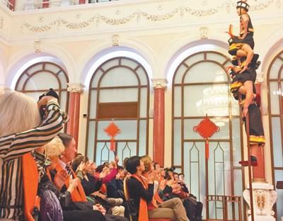 中國僑網(wǎng)圖為湖南魅力湘西藝術(shù)團(tuán)演員表演雜技。本報(bào)記者 吳 焰攝