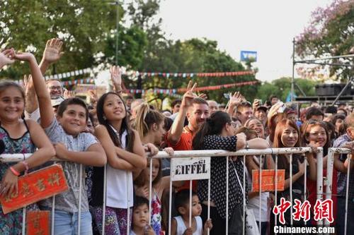 中國僑網(wǎng)“歡樂春節(jié)”新年廟會走進(jìn)南美 浙江杭州藝術(shù)團(tuán)提供