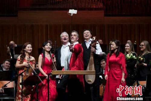 中國僑網(wǎng)演出結(jié)束后舞臺自拍 程亮 攝