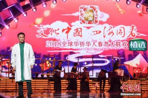 中國僑網(wǎng)王洛勇現(xiàn)場(chǎng)演繹華人醫(yī)生的真實(shí)感人故事。 楊華峰 攝