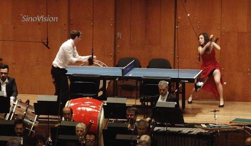 中國僑網(wǎng)《乒乓協(xié)奏曲》表演現(xiàn)場(chǎng)(美國中文網(wǎng)視頻截圖)