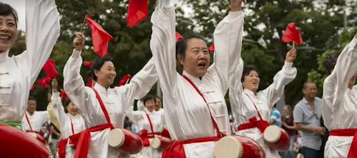 中國僑網(wǎng)鑼鼓喧天中歡騰的叔叔阿姨們。(新西蘭天維網(wǎng))