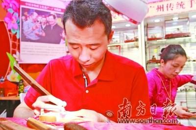 中國(guó)僑網(wǎng)廣州欖雕“非遺”傳承人曾憲鵬。 梁文祥 攝