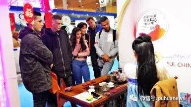 中國僑網(wǎng)現(xiàn)場茶藝表演。(《葡華報》微信公眾號)