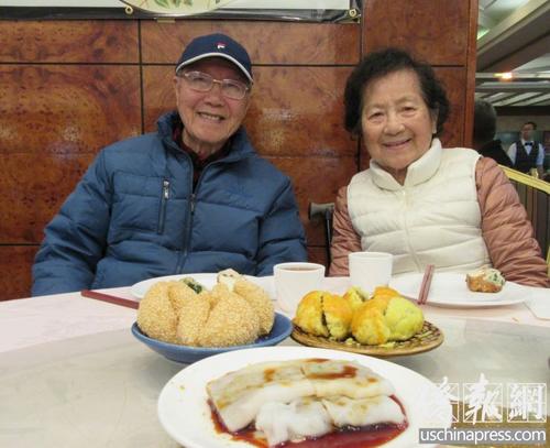 中國僑網(wǎng)語言學(xué)家饒秉才教授夫婦在洛杉磯(美國《僑報(bào)》/記者翁羽 攝)