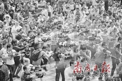 中國(guó)僑網(wǎng)市民和游客在街頭參與射水活動(dòng)。南方日?qǐng)?bào)記者 孫俊杰 攝