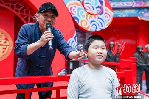 中國(guó)僑網(wǎng)資料圖:2月15日,“泥人張”第四代傳人張世芳為一名小朋友制作泥塑。中新社記者 廖樹培 攝