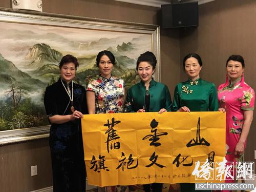 中國僑網(wǎng)舊金山旗袍文化月主辦方旗風(fēng)堂主要團隊成員在新聞發(fā)布會上合影。(美國《僑報》/王旖涵 攝)