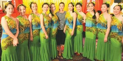 中國僑網(wǎng)圖為何佩蘭(左六)和佩蘭舞蹈藝術(shù)中心的部分學(xué)員。資料圖片