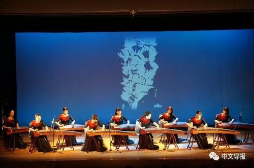 中國僑網(wǎng)開場(chǎng)古箏曲《漁舟晚唱》。(日本《中文導(dǎo)報(bào)》)