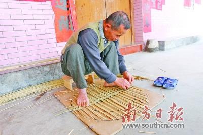 中國僑網(wǎng)梁拾在編織竹窩。馮凱思 攝