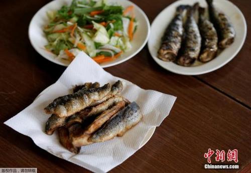 中國僑網(wǎng)資料圖:中式快餐。