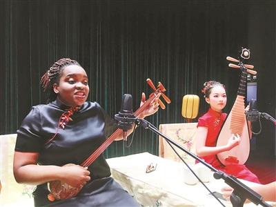 中國(guó)僑網(wǎng)諾貝拉與嬌嬌登臺(tái)演出蘇州評(píng)彈 供圖/周紅