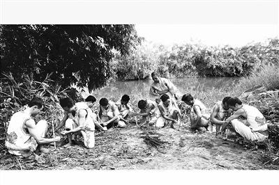 中國僑網(wǎng)傳承人王照良在教學(xué) 圖片由保亭文化館提供