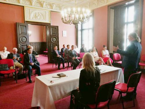 中國僑網(wǎng)捷克布拉格傳統(tǒng)中醫(yī)信息中心開幕儀式。