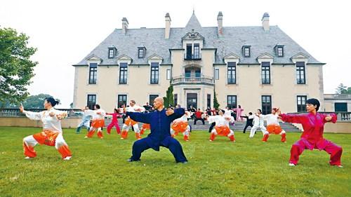 中國僑網(wǎng)中國健身氣功協(xié)會代表團與培訓班成員在長島奧赫卡城堡前練習。(美國《星島日報》)