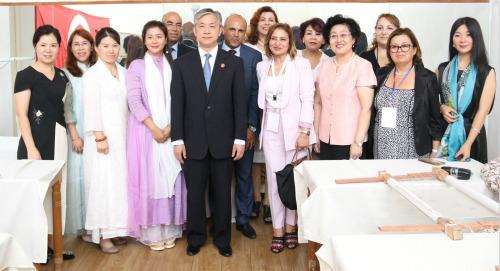 中國僑網汪文斌同突婦聯(lián)主席杰爾比、婦女代表及中國刺繡專家合影。