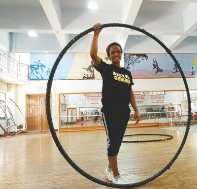 中國僑網(wǎng)黑克瑪在進(jìn)行滾環(huán)訓(xùn)練。 本報(bào)記者 鄭海鷗攝