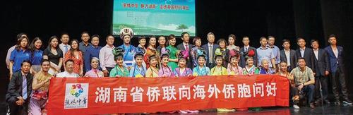 中國(guó)僑網(wǎng)演員與嘉賓合影。(《歐洲時(shí)報(bào)》英國(guó)版/主辦方供圖)