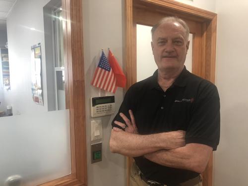 中國僑網(wǎng)Steven Warren開創(chuàng)全中文歌曲網(wǎng)絡電臺。(美國《世界日報》/陳小寧 攝)