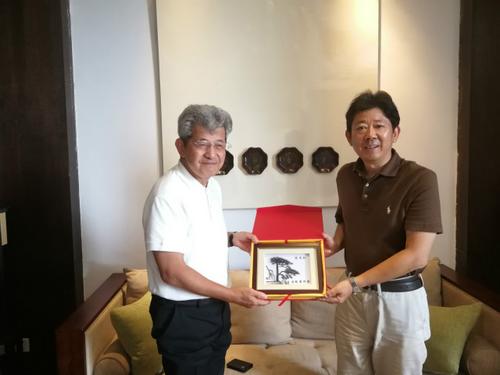 中國僑網(wǎng)安徽省僑聯(lián)黨組書記、主席吳向明(右)會(huì)見日本書法家柳田泰山。
