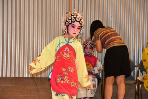 中國僑網(wǎng)京劇小學(xué)員們?cè)诤笈_(tái)準(zhǔn)備。(美國《僑報(bào)》)