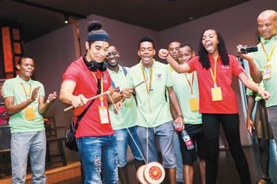 中國僑網(wǎng)“中非情·青年志”中非青年夏令營營員在首都博物館體驗中國傳統(tǒng)文化。 李福彬 攝