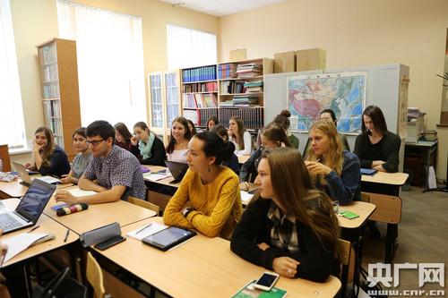 中國僑網(wǎng)圣彼得堡大學的漢語文學翻譯課堂(央廣網(wǎng)記者 周陽 攝)