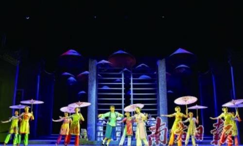 中國(guó)僑網(wǎng)圖為大型新編廣東漢劇《詩(shī)娘》演出現(xiàn)場(chǎng)。袁群華 攝
