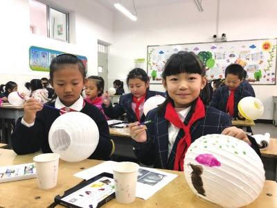 中國僑網(wǎng)圖為學(xué)生體驗彩燈制作。蘭州日報全媒體記者安娜張亞君攝