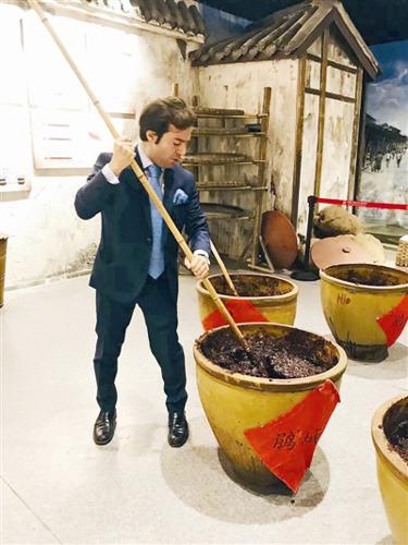 中國僑網(wǎng)張盧卡體驗郫縣豆瓣醬