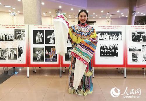 中國(guó)僑網(wǎng)中國(guó)戲劇研究專(zhuān)家向越南觀眾展示梅蘭芳演出《天女散花》時(shí)用的演出服復(fù)制品。