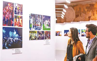 中國僑網(wǎng)圖說:此次展覽的500余幅照片展現(xiàn)改革開放40年給北京帶來的巨大變化。 攝影/武亦彬