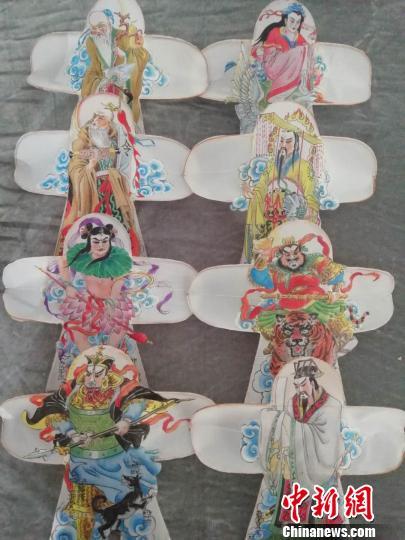 中國(guó)僑網(wǎng)手扎微型風(fēng)箏 蘭艷 攝