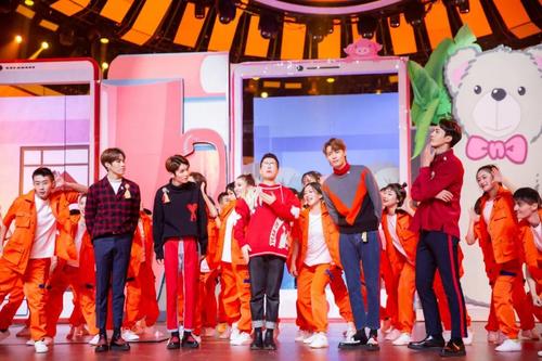 中國僑網(wǎng)《嗨!過年了》演唱者:坤音四子ONER 廖佳琳