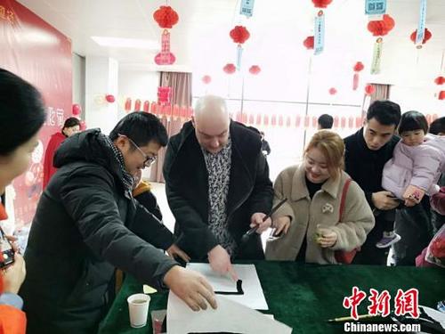 中國僑網(wǎng)外國友人學習書法 施紫楠 攝