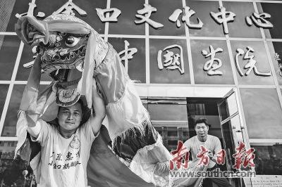 中國(guó)僑網(wǎng) 惠州小金口麒麟隊(duì)隊(duì)長(zhǎng)曾燕青。南方日?qǐng)?bào)記者 王昌輝 攝