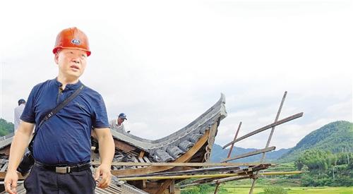 中國僑網(wǎng)季海波在廊橋修復現(xiàn)場。 記者 黃慧仙 王艷瓊 攝