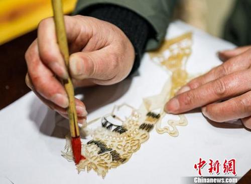 中國(guó)僑網(wǎng) 制作皮影 張卉 攝