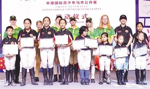 中國僑網(wǎng)小選手站上頒獎舞臺