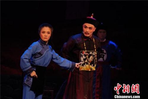 中國僑網(wǎng)圖為甬劇《半把剪刀》 寧波甬劇團供圖 攝