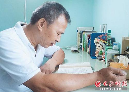 中國僑網(wǎng)李國強(qiáng)退休后仍在學(xué)習(xí)外語。 長沙晚報通訊員 王國光 全媒體記者 謝春年 攝影報道