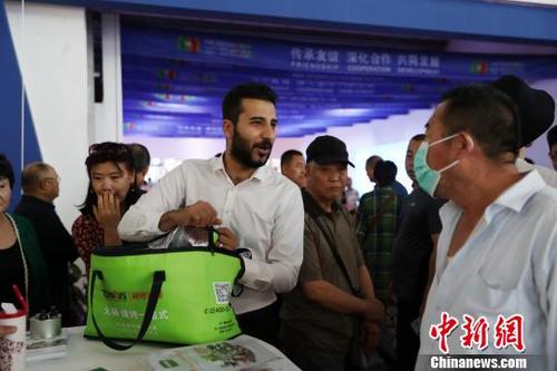 中國僑網(wǎng)網(wǎng)紅洋主播王立軒為市民介紹產(chǎn)品 于晶 攝