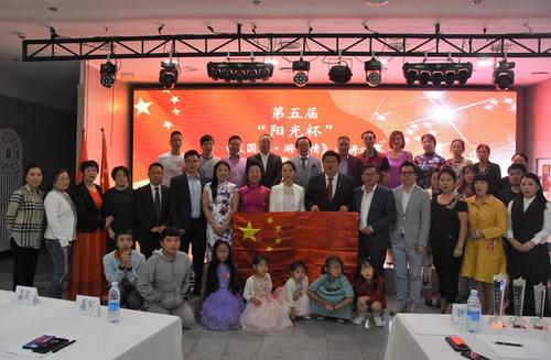 中國僑網(wǎng)第五屆“陽光杯”演講比賽主辦方、參賽選手與嘉賓合影。(西班牙歐華網(wǎng)/青峰 攝)