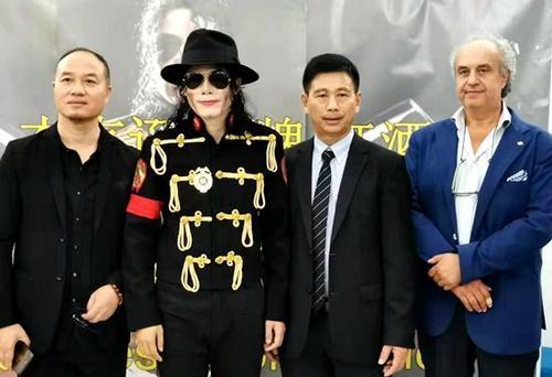 中國僑網(wǎng)意大利塔奧蘭斯市長波諾、王·杰克遜和中國代理商合影。(圖片來源:歐聯(lián)通訊社 博源/攝)