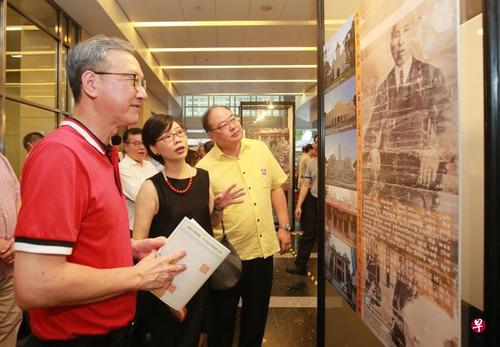 中國(guó)僑網(wǎng)陳煜博士(中)向嘉賓解釋天福宮和林路大厝的相似之處。(新加坡《聯(lián)合早報(bào)》/唐家鴻 攝)