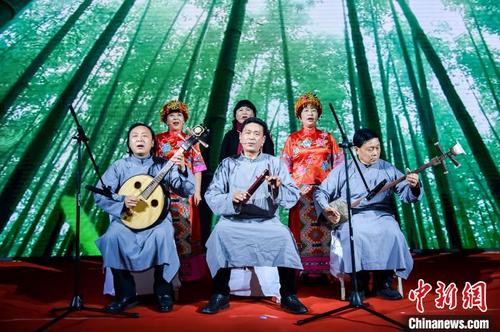 中國僑網(wǎng)《守藝人》集中展示了當(dāng)?shù)胤俏镔|(zhì)文化遺產(chǎn)全貌 安易信文化 供圖