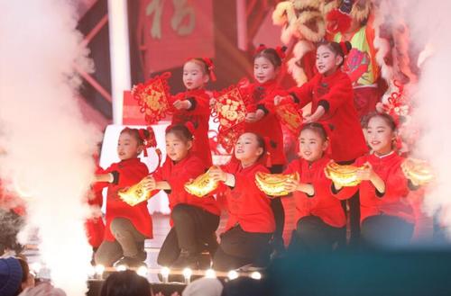 中國僑網(wǎng)年輕化的晚會(huì)設(shè)計(jì)